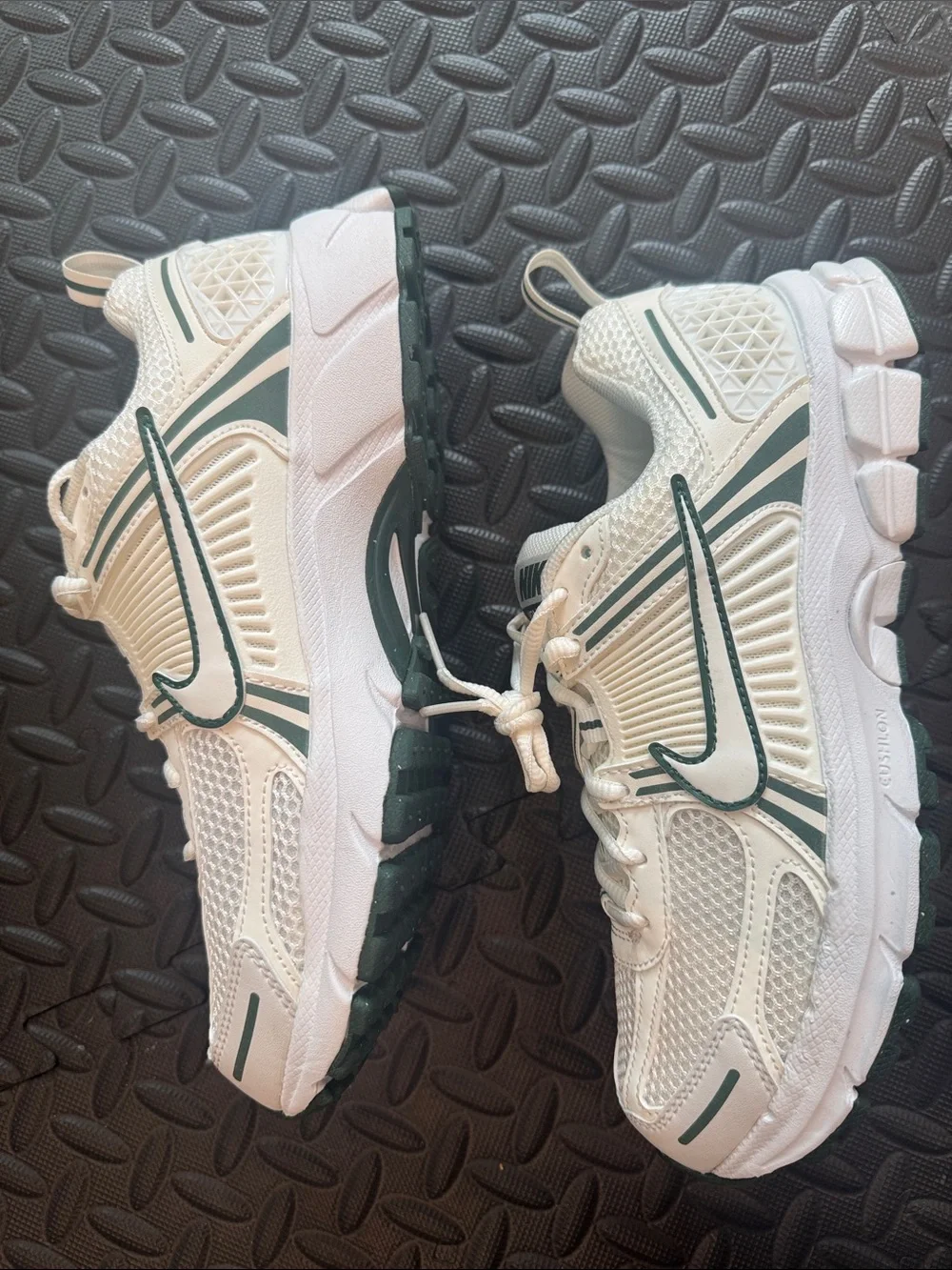 Nike Kid’s White and Dark Green Sneakers Trainers BRAND NEW